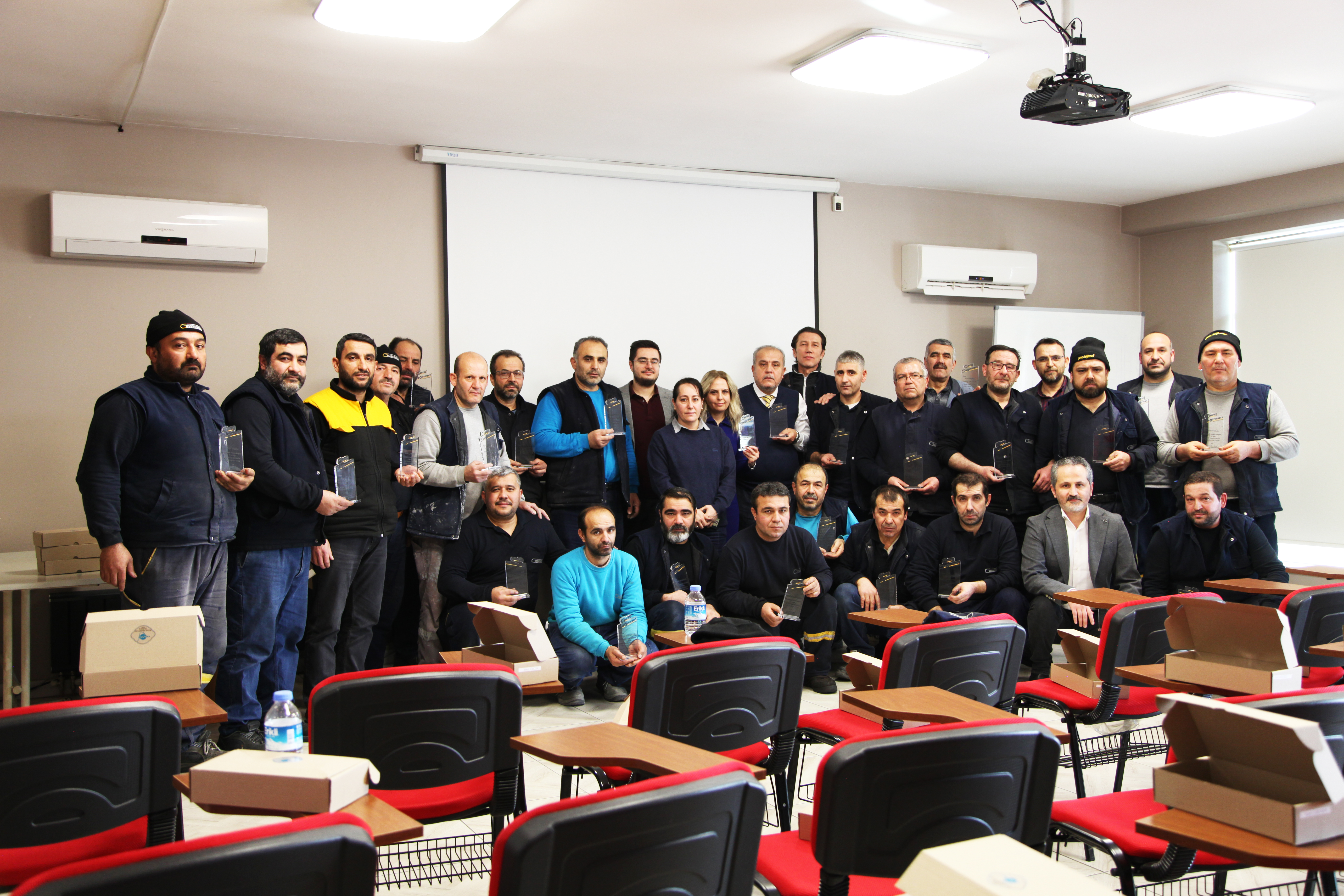 Genç Değirmen Çalışanlarına Kıdem Plaketi